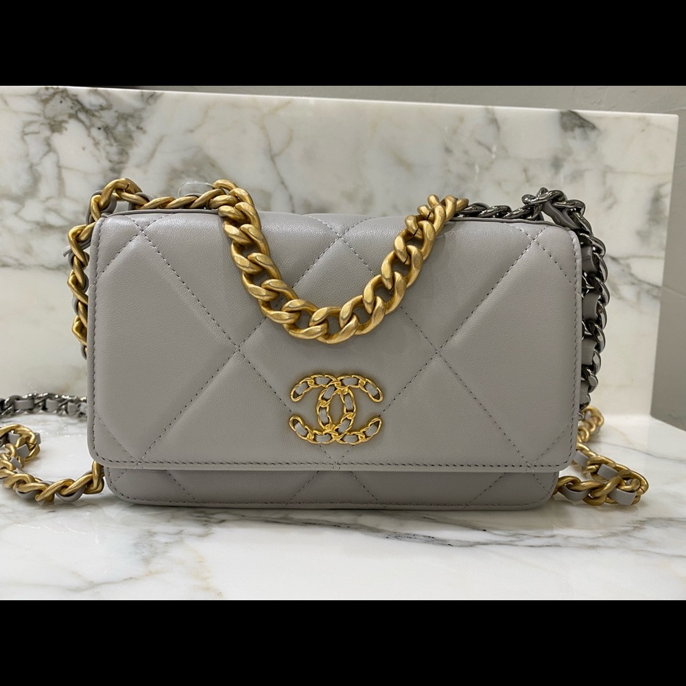 ❌SOLD❌Chanel 19 Wallet on Chain 21a Dove Grey